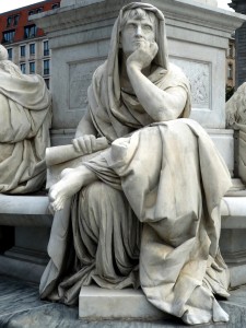 Schillerdenkmal_Berlin,_Begas,_Allegorie_Philosophie